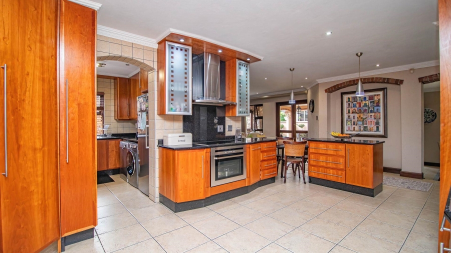 5 Bedroom Property for Sale in Beyerspark Gauteng