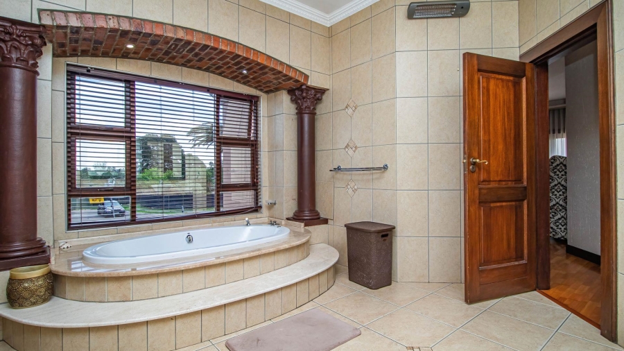 5 Bedroom Property for Sale in Beyerspark Gauteng