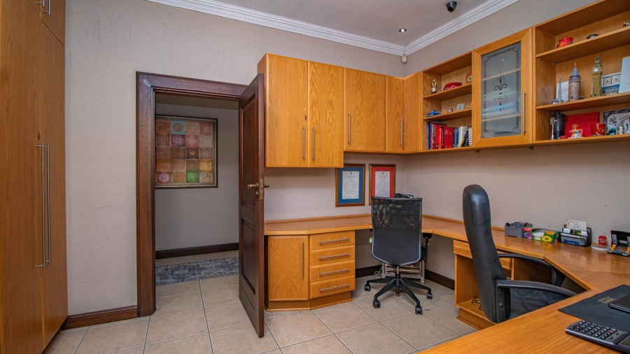 5 Bedroom Property for Sale in Beyerspark Gauteng