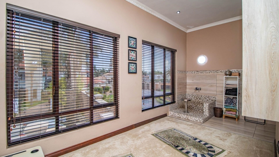 5 Bedroom Property for Sale in Beyerspark Gauteng