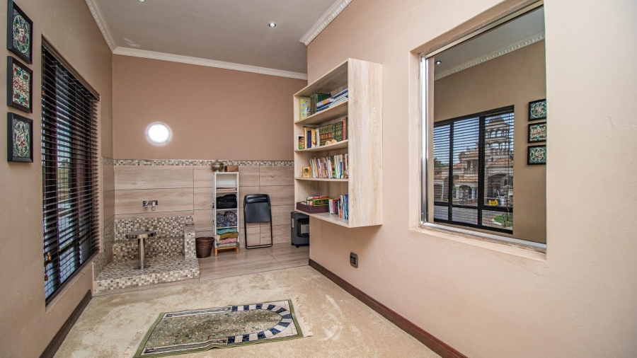 5 Bedroom Property for Sale in Beyerspark Gauteng