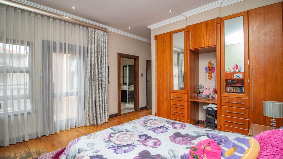 5 Bedroom Property for Sale in Beyerspark Gauteng