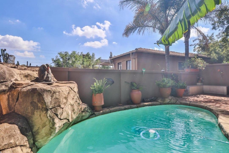 To Let 3 Bedroom Property for Rent in Mulbarton Gauteng