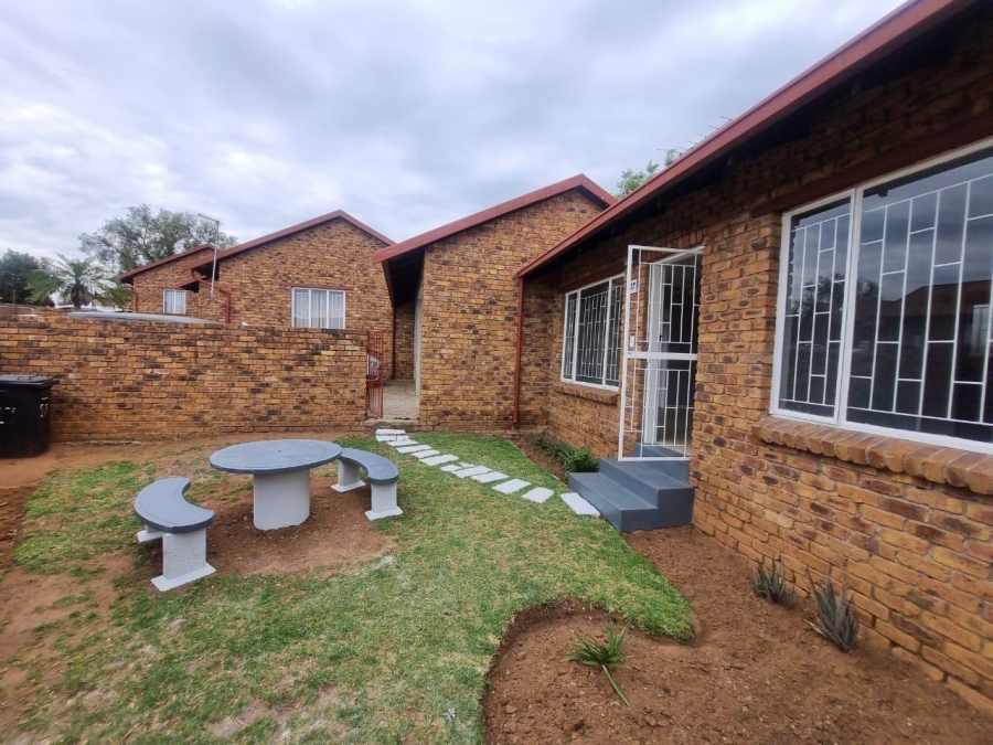 To Let 2 Bedroom Property for Rent in Norkem Park Gauteng