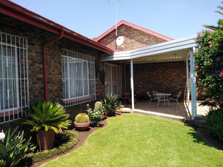 2 Bedroom Property for Sale in Birchleigh North Gauteng
