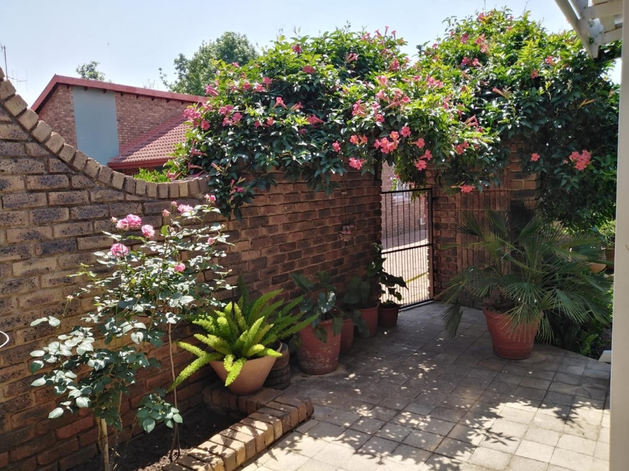 2 Bedroom Property for Sale in Birchleigh North Gauteng