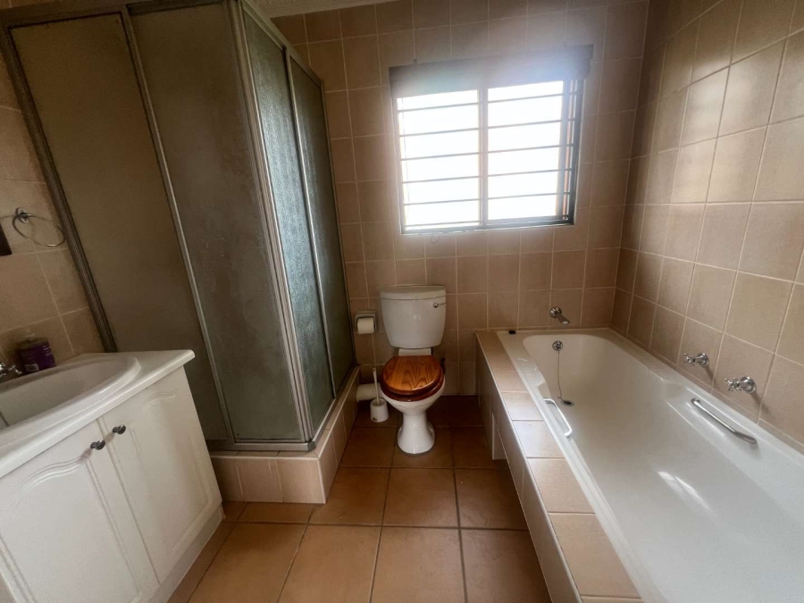 To Let 4 Bedroom Property for Rent in Lonehill Gauteng