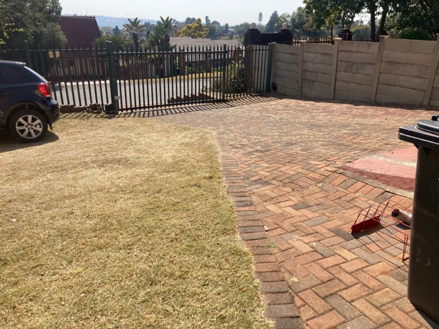 4 Bedroom Property for Sale in Wilro Park Gauteng