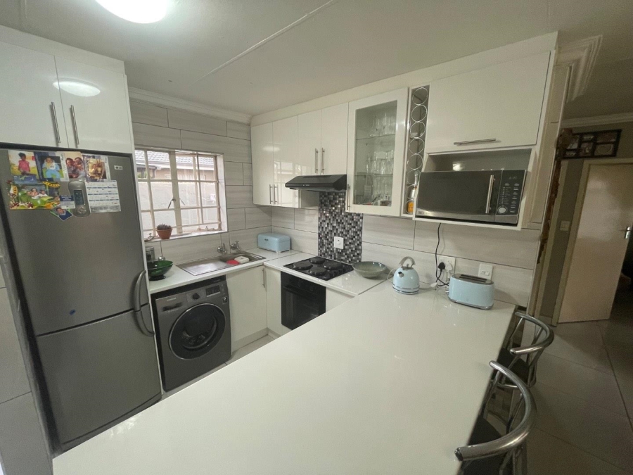 To Let 2 Bedroom Property for Rent in Birch Acres Gauteng