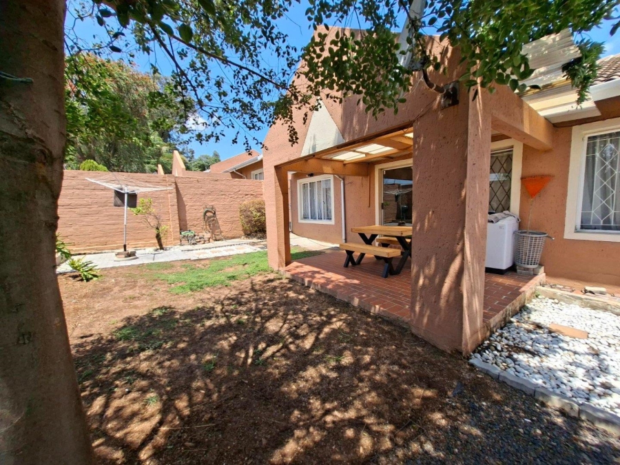 To Let 2 Bedroom Property for Rent in Buccleuch Gauteng