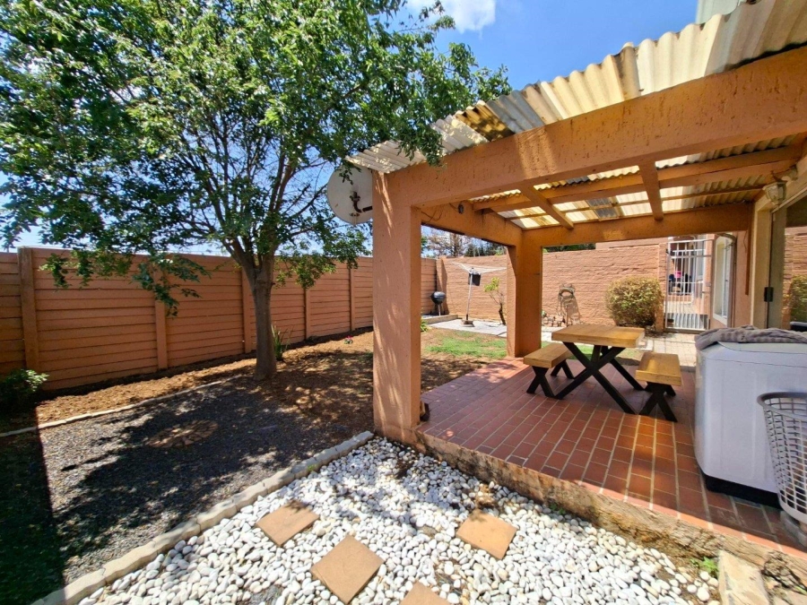 To Let 2 Bedroom Property for Rent in Buccleuch Gauteng