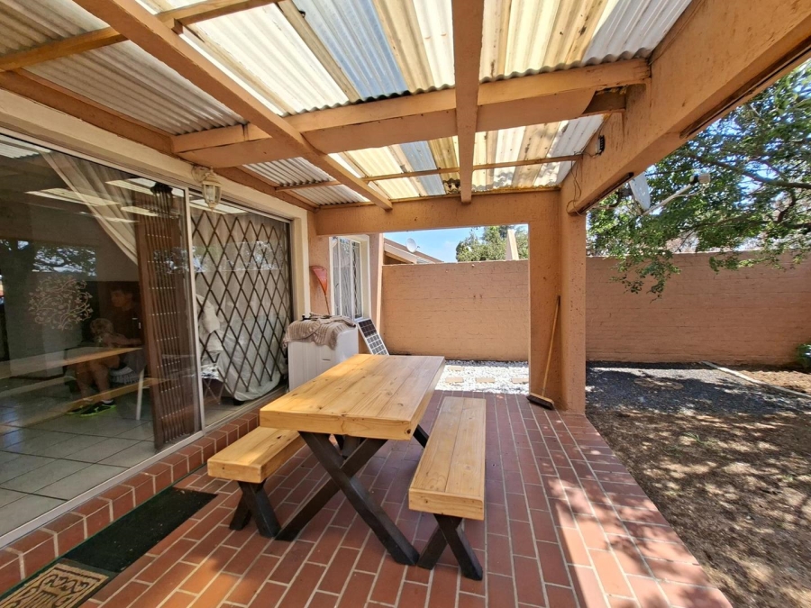 To Let 2 Bedroom Property for Rent in Buccleuch Gauteng