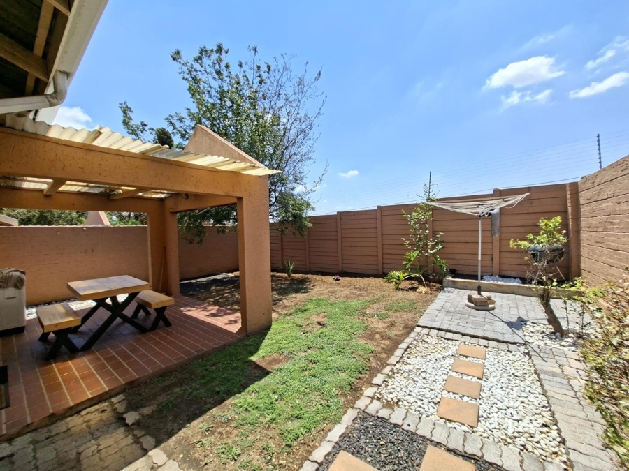 To Let 2 Bedroom Property for Rent in Buccleuch Gauteng