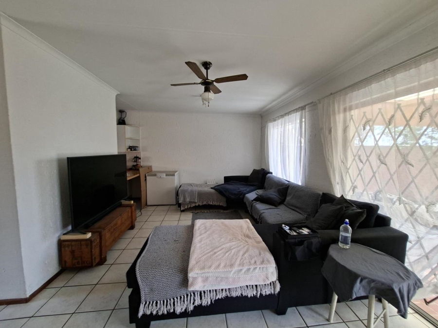 To Let 2 Bedroom Property for Rent in Buccleuch Gauteng