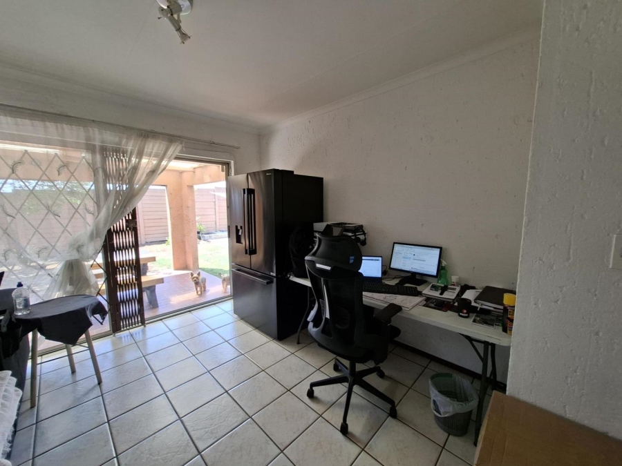 To Let 2 Bedroom Property for Rent in Buccleuch Gauteng