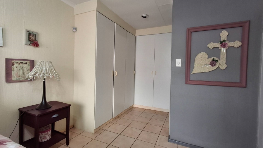 2 Bedroom Property for Sale in Roodekrans Gauteng