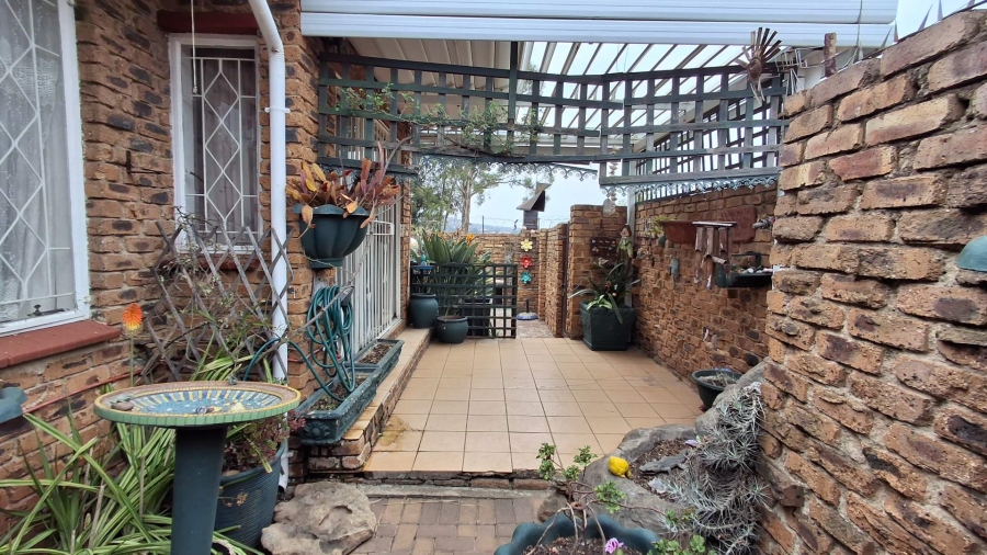 2 Bedroom Property for Sale in Roodekrans Gauteng