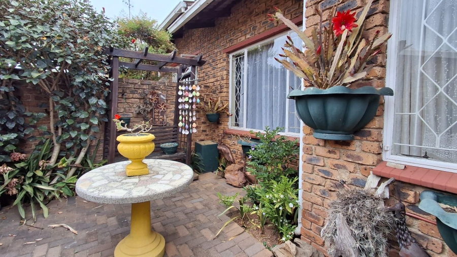 2 Bedroom Property for Sale in Roodekrans Gauteng