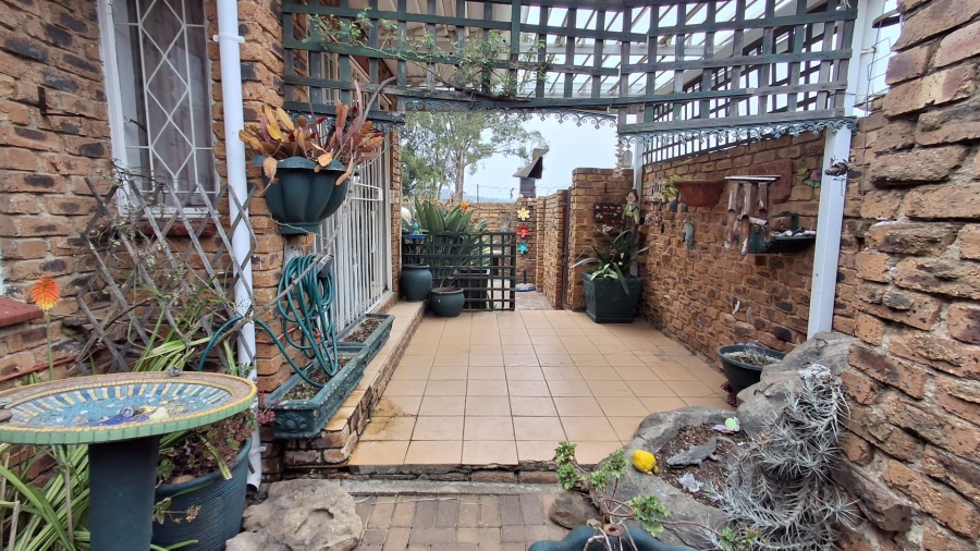 2 Bedroom Property for Sale in Roodekrans Gauteng