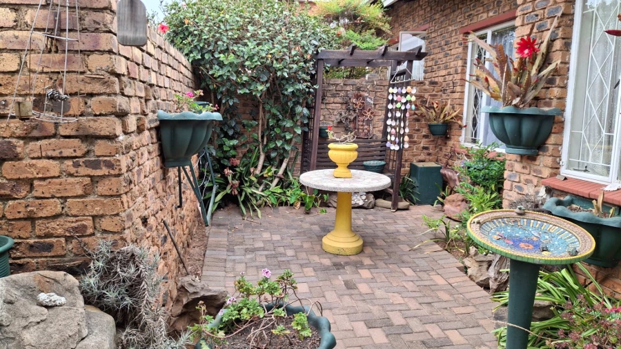 2 Bedroom Property for Sale in Roodekrans Gauteng