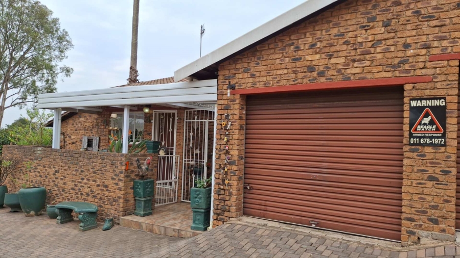 2 Bedroom Property for Sale in Roodekrans Gauteng