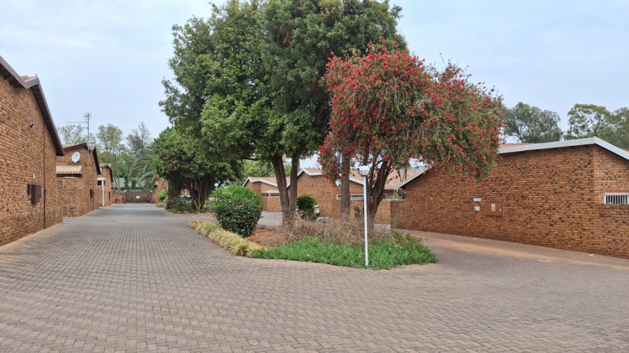 2 Bedroom Property for Sale in Roodekrans Gauteng