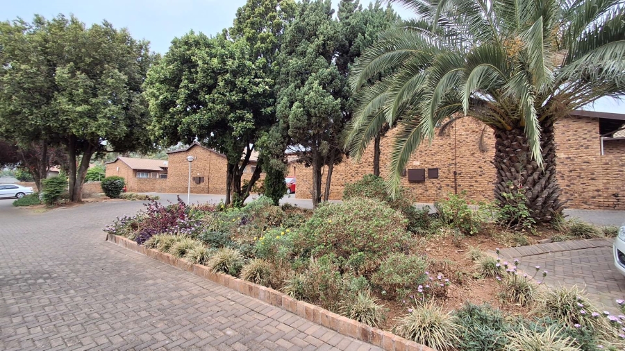 2 Bedroom Property for Sale in Roodekrans Gauteng