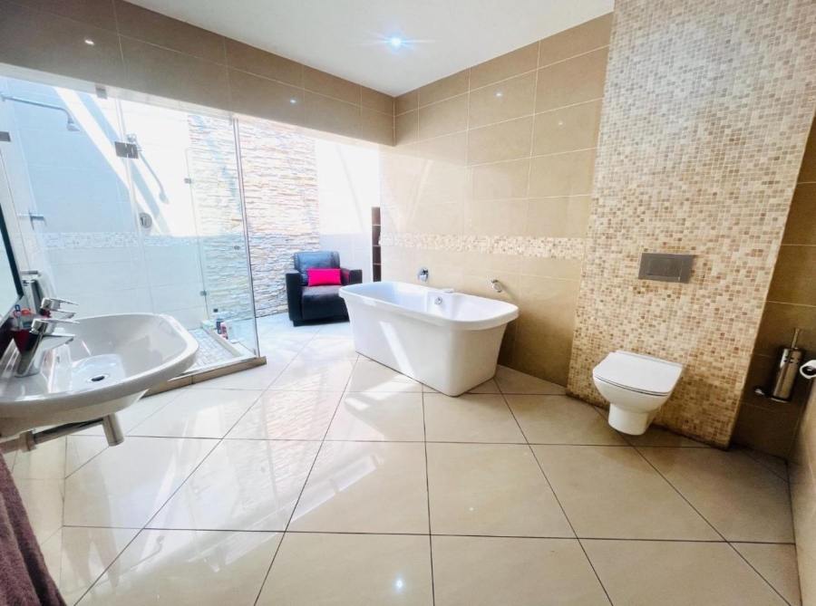 5 Bedroom Property for Sale in Meyersdal Gauteng