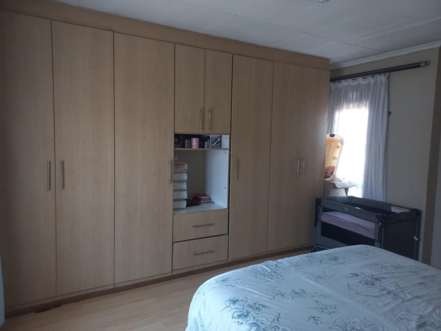 5 Bedroom Property for Sale in Vosloorus Gauteng