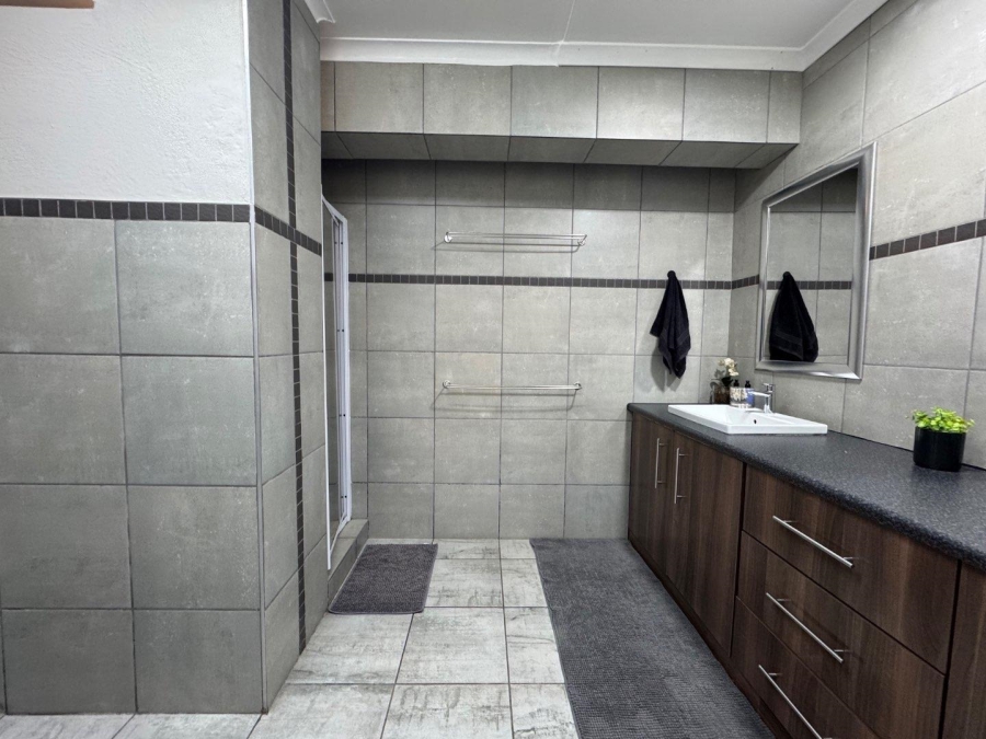5 Bedroom Property for Sale in Waterkloof Ridge Gauteng