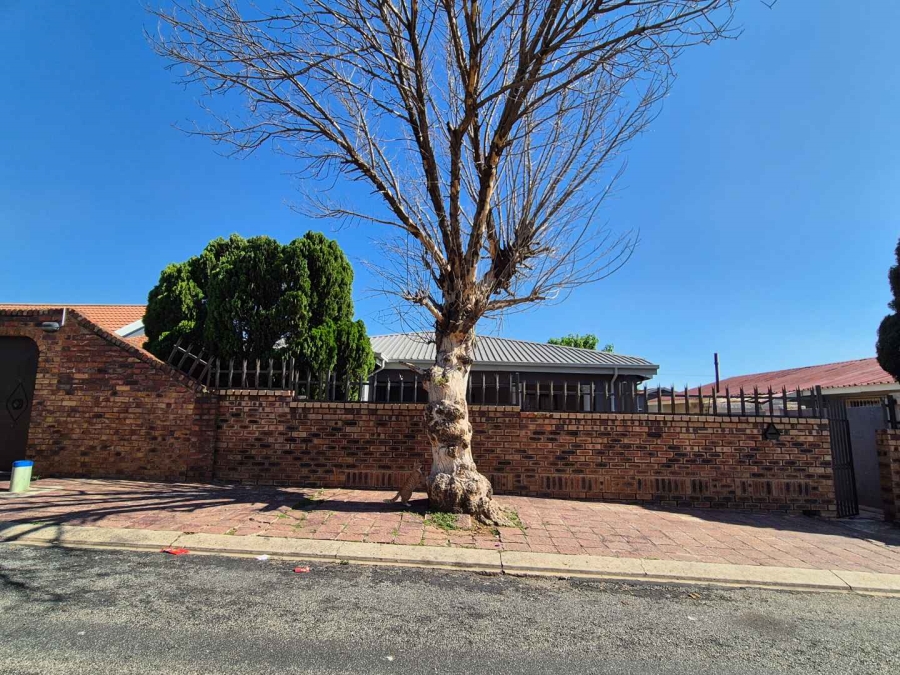 4 Bedroom Property for Sale in Reigerpark Gauteng