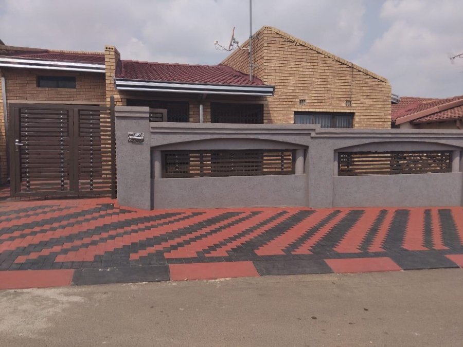 4 Bedroom Property for Sale in Motsu Gauteng