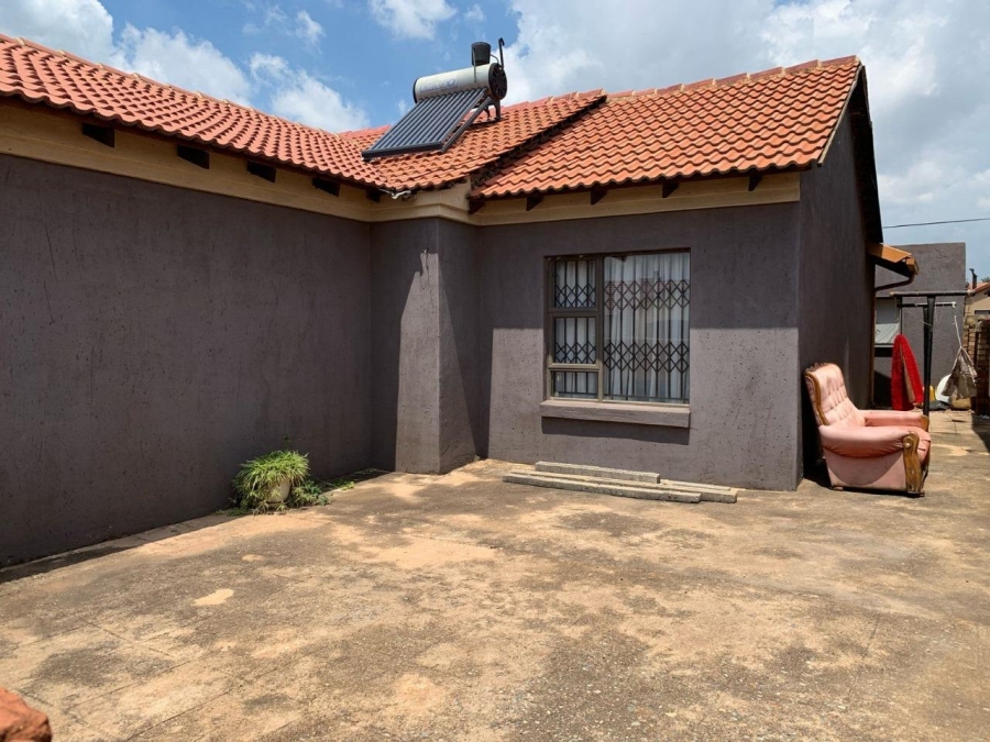 6 Bedroom Property for Sale in Hospital View Gauteng