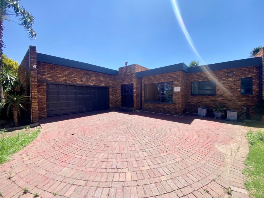 To Let 4 Bedroom Property for Rent in Lakefield Gauteng