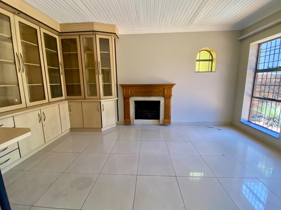 To Let 4 Bedroom Property for Rent in Lakefield Gauteng