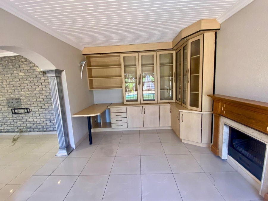 To Let 4 Bedroom Property for Rent in Lakefield Gauteng