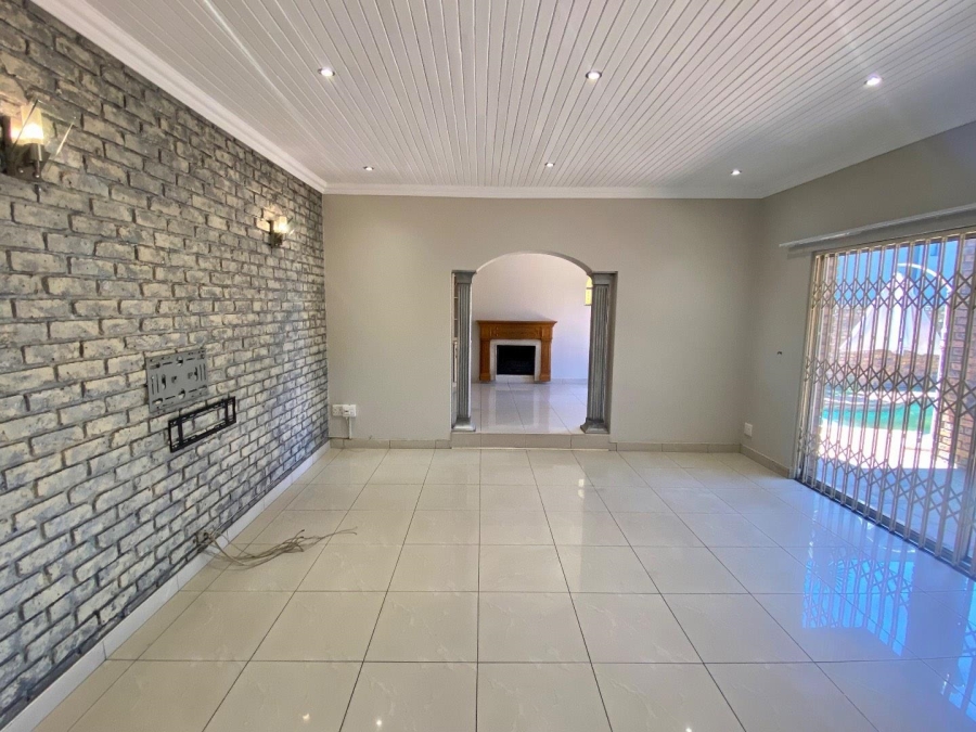 To Let 4 Bedroom Property for Rent in Lakefield Gauteng