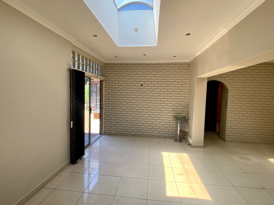 To Let 4 Bedroom Property for Rent in Lakefield Gauteng