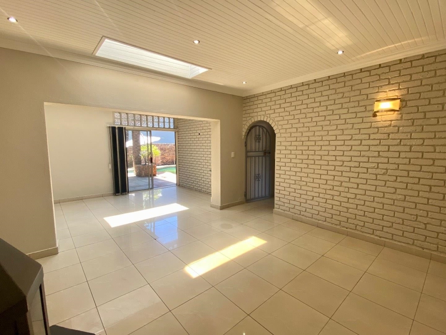 To Let 4 Bedroom Property for Rent in Lakefield Gauteng