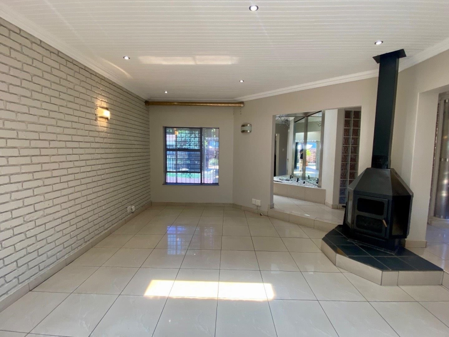 To Let 4 Bedroom Property for Rent in Lakefield Gauteng