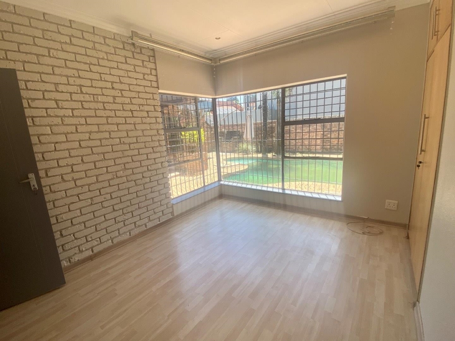 To Let 4 Bedroom Property for Rent in Lakefield Gauteng