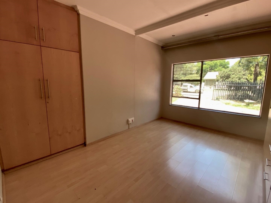 To Let 4 Bedroom Property for Rent in Lakefield Gauteng