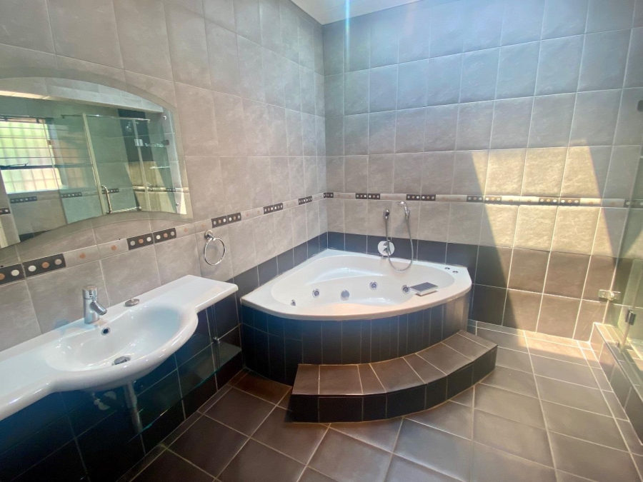 To Let 4 Bedroom Property for Rent in Lakefield Gauteng