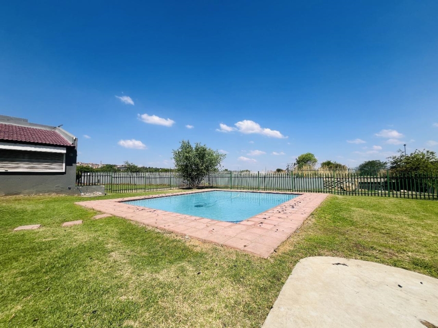 3 Bedroom Property for Sale in Mulbarton Gauteng