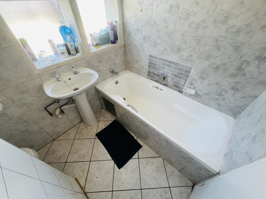 3 Bedroom Property for Sale in Mulbarton Gauteng
