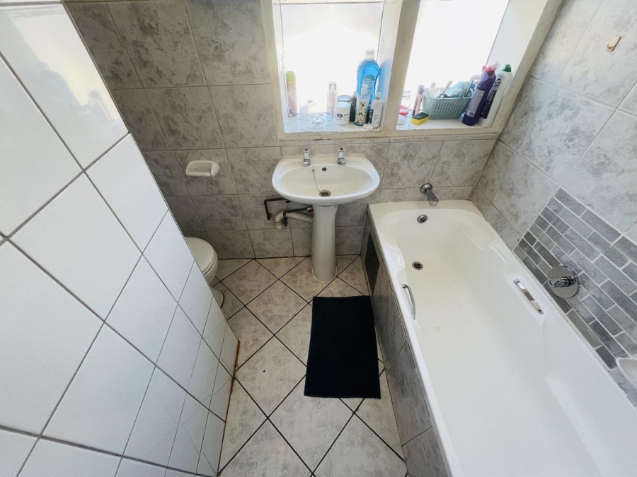 3 Bedroom Property for Sale in Mulbarton Gauteng