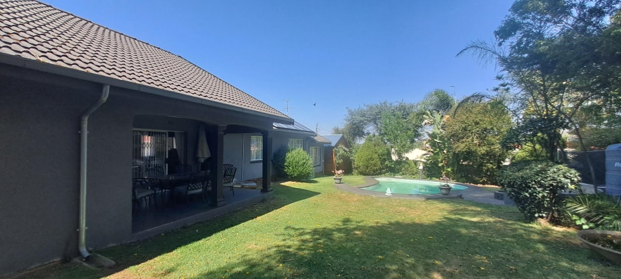 4 Bedroom Property for Sale in Mulbarton Gauteng