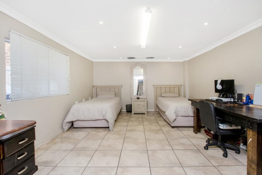 5 Bedroom Property for Sale in Radiokop Gauteng