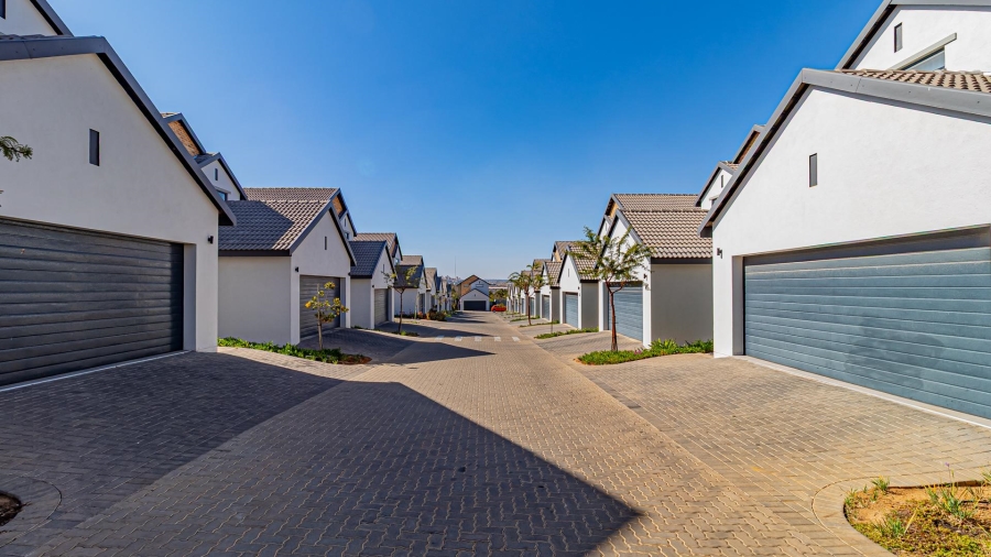 To Let 3 Bedroom Property for Rent in Broadacres Gauteng