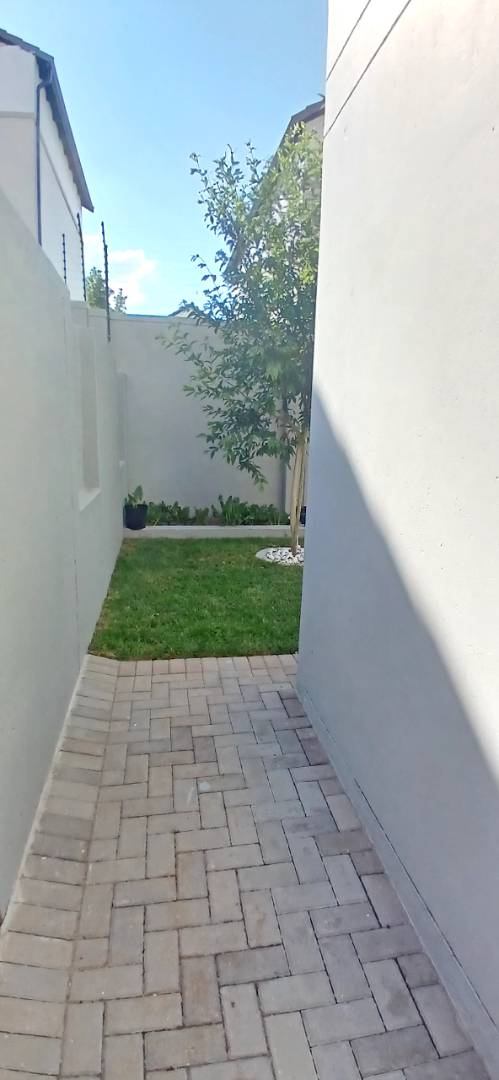 To Let 3 Bedroom Property for Rent in Broadacres Gauteng